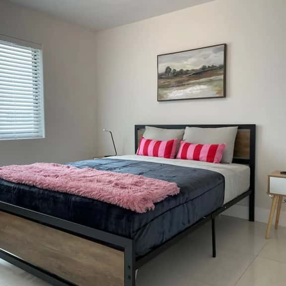 Equipped 2/1apt on great location free parking - Image 1