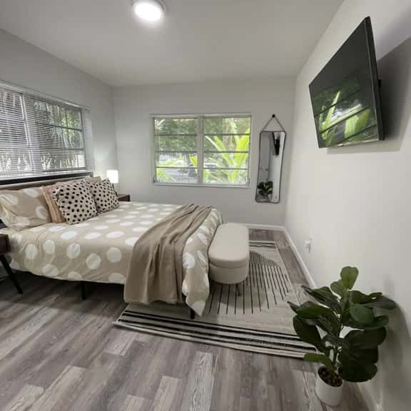 Fully equipped Apt w/ parking great location - Image 1