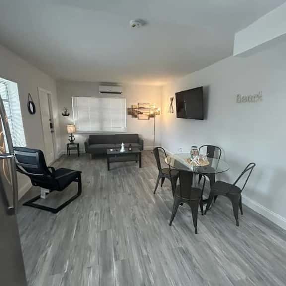 Fully equipped Apt w/ parking near Cocowalk! - Image 1