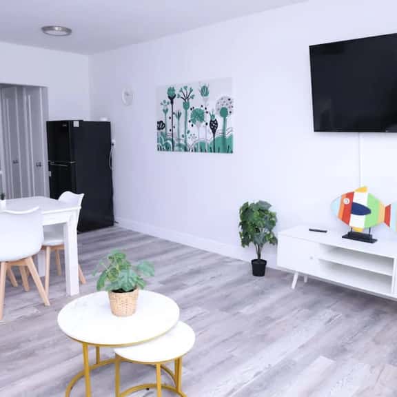 Lovely 1-bed apt with private patio & parking - Image 1