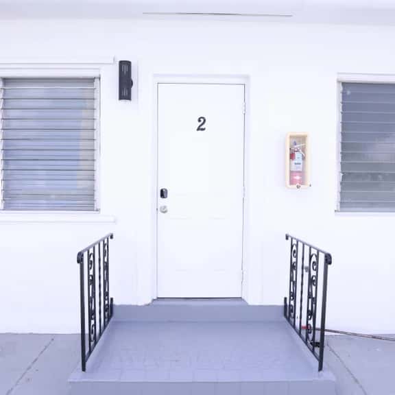 Lovely private studio with patio & parking - Image 1