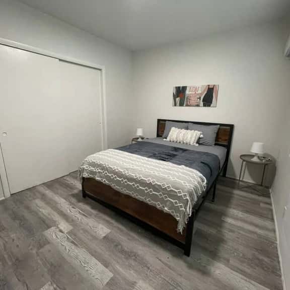Modern 1bed/1bath apt w/ patio & parking - Image 1