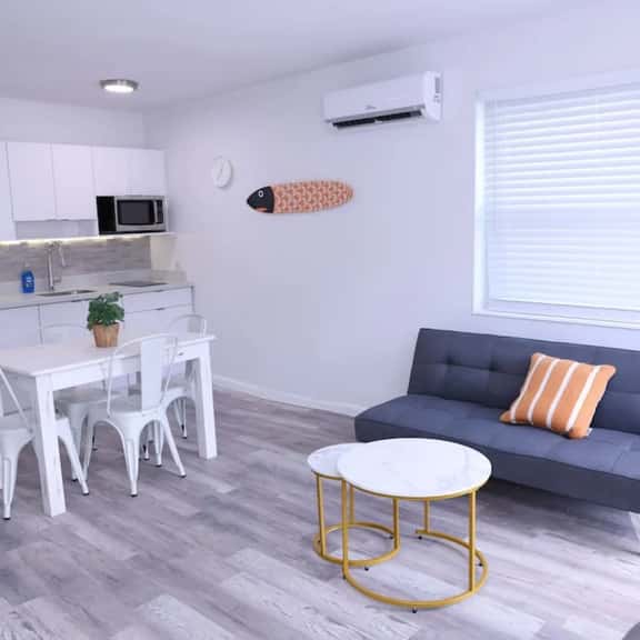 Remodeled 1bed/1bath apt w/parking great location - Image 1