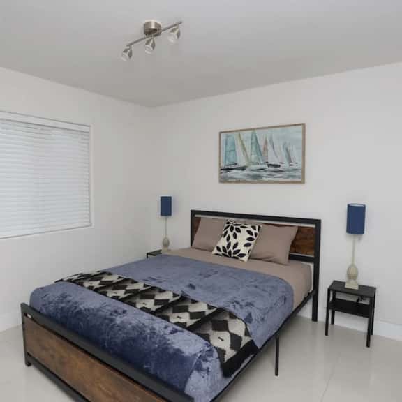 Spacious 2 bed/ 1 bath with parking great location - Image 1
