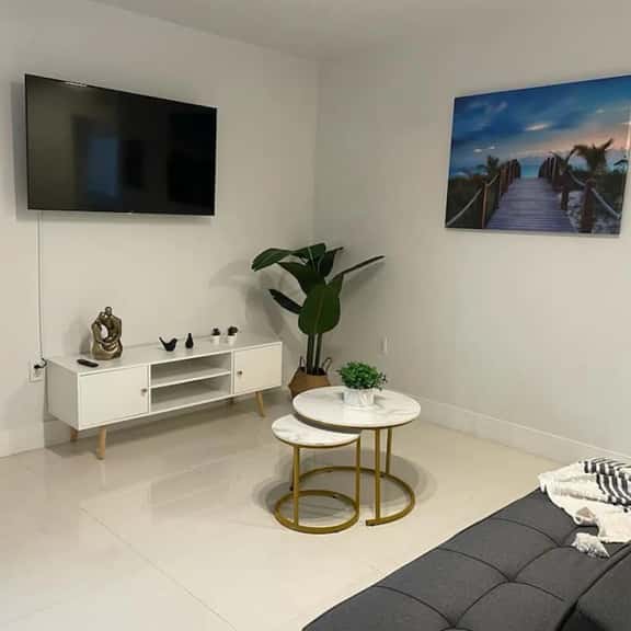 Upstairs 2bed/1 bath apt w/parking little habana - Image 1