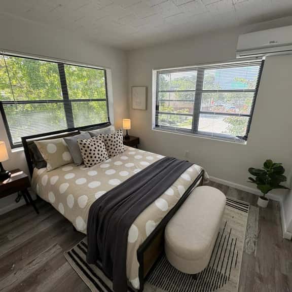 Upstairs 2bed/1bath Apt w/parking near Coco Walk! - Image 1