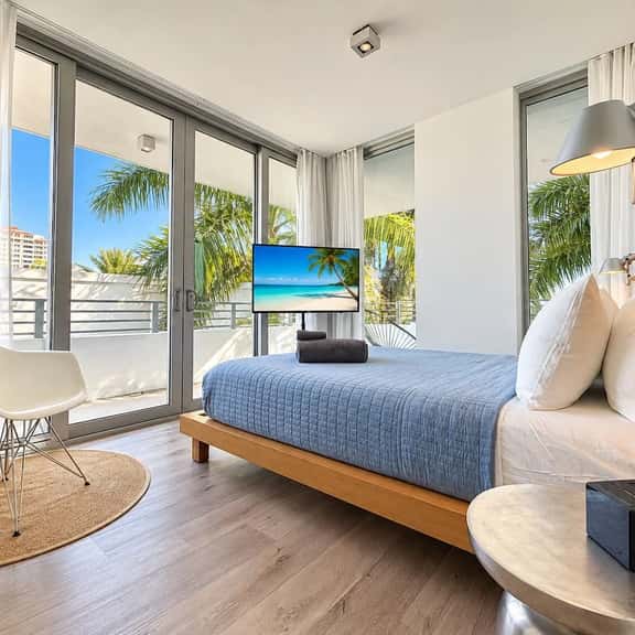 Bright 1BR Condo • Across the street to the beach - Image 1