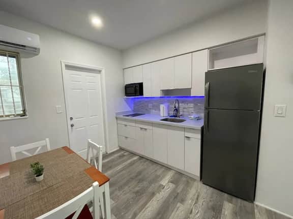 1bed/1bath apt w/ parking & patio great location ! - Image 3