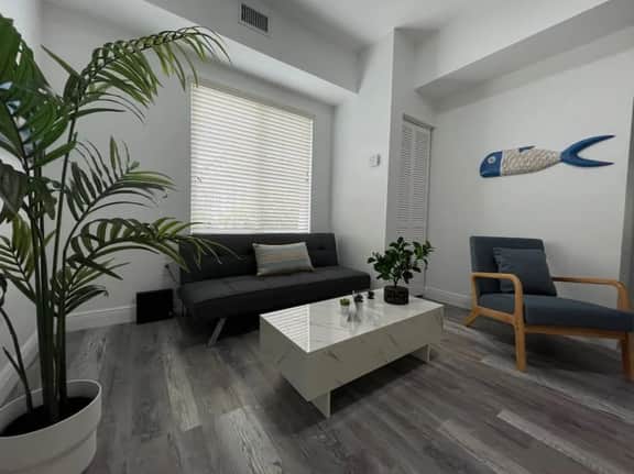 2bed/1 bath apt w/ parking great location! - Image 2