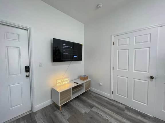 2bed/1 bath apt w/ parking great location! - Image 4