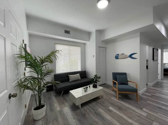 2bed/1 bath apt w/ parking great location! - Image 3
