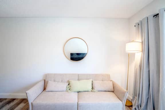 2 bed/2bath apt near beach w/pool & parking - Image 4