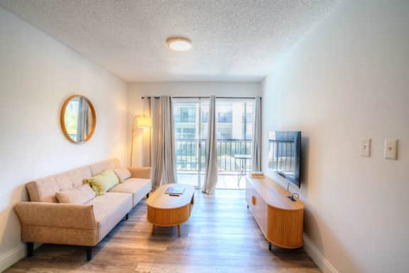 2 bed/2bath apt near beach w/pool & parking - Image 3