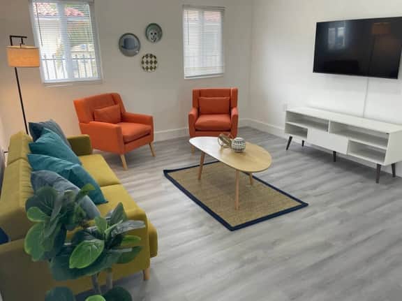 2800 SW 21st · Cozy & Spacious House w/parking - Image 3