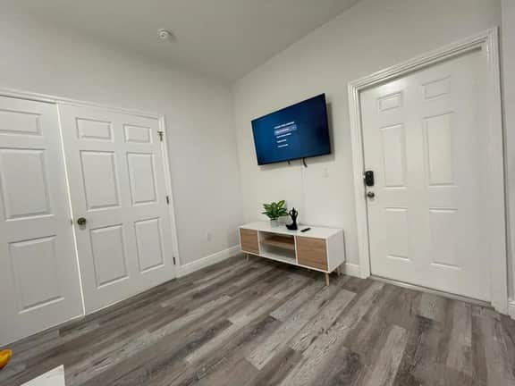29 Oviedo - APT 3 · Lovely upstairs 2bed/1bath Apt w/parking - Image 4