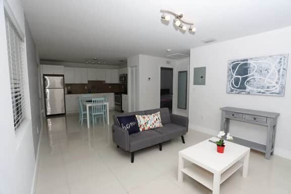 2 bed/1 bath apart with parking on great location! - Image 3