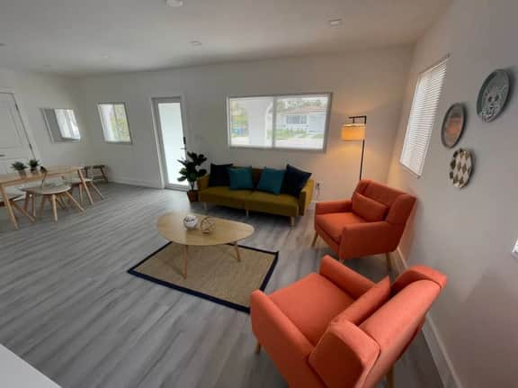2800 SW 21st · Cozy & Spacious House w/parking - Image 4