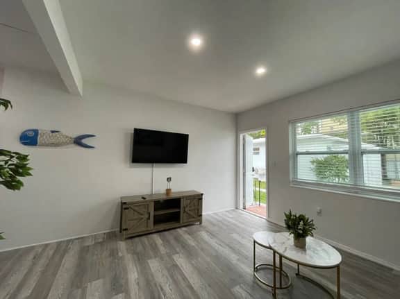 1bed/1bath apt w/ parking & patio great location ! - Image 2