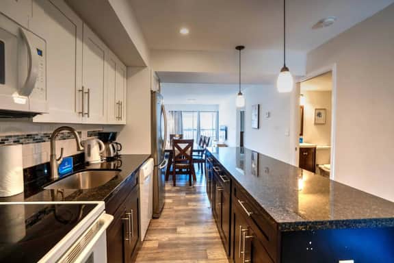 2 bed/2bath apt near beach w/pool & parking - Image 5