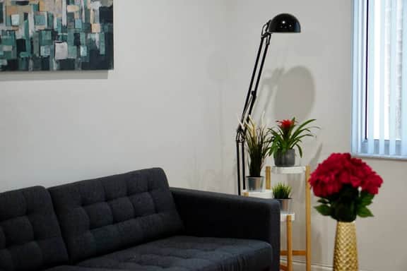 Beautiful and renovated 2bdrm great location w/free parking - Image 2