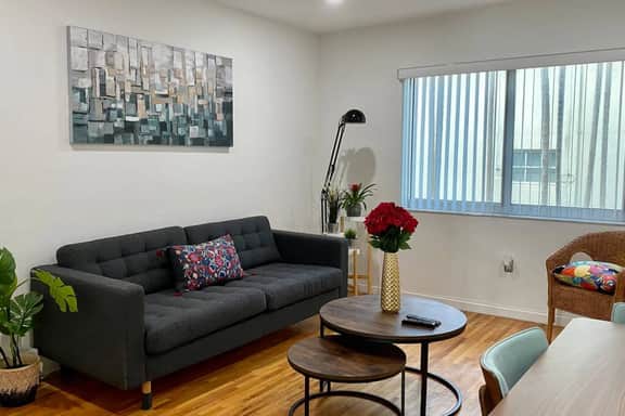 Beautiful and renovated 2bdrm great location w/free parking - Image 5