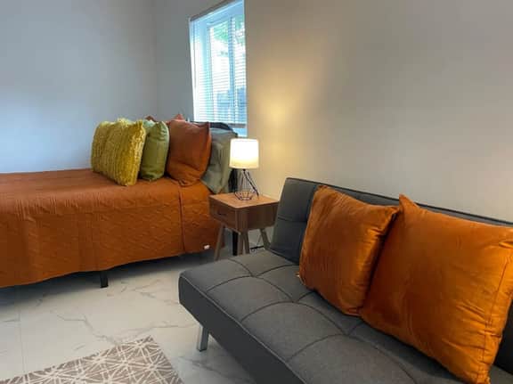 A Cozy & Spacious Studio w/parking great location - Image 4