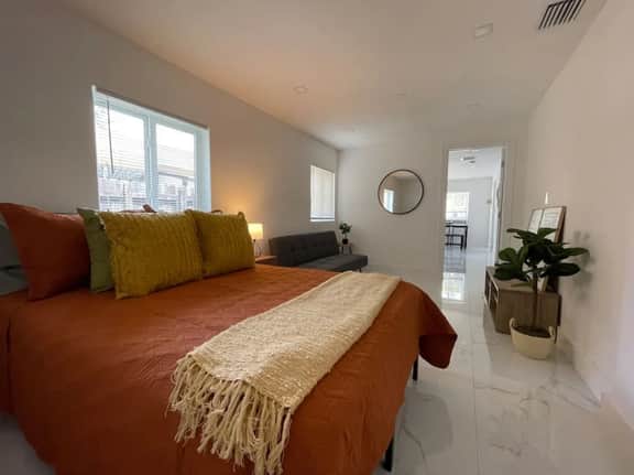 A Cozy & Spacious Studio w/parking great location - Image 5