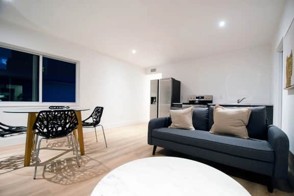 Beautiful apart close to beach & shops w/parking - Image 3