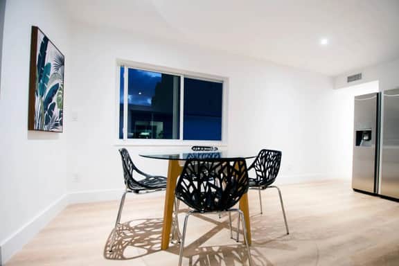 Beautiful apart close to beach & shops w/parking - Image 2