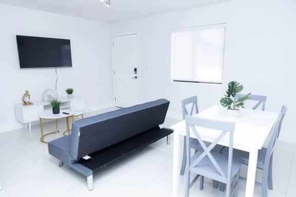 Brand new & modern 2bed/1 bat apt w/ parking - Image 3