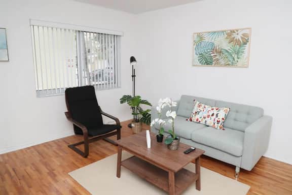 Beautiful Renovated Coral Gabels Apart w/ free Parking - Image 4