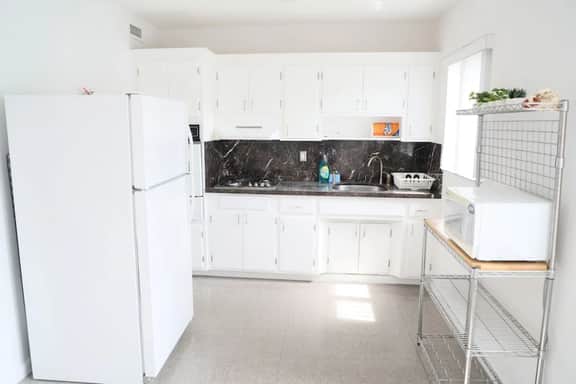 Beautiful Renovated Coral Gabels Apart w/ free Parking - Image 5