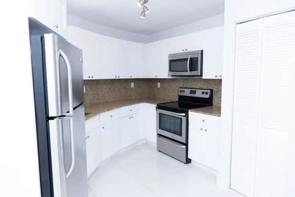 Brand new & modern 2bed/1 bat apt w/ parking - Image 5