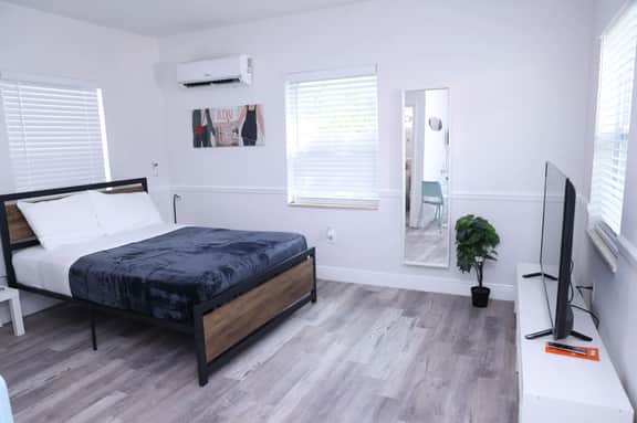 Charming Studio w/ parking & private patio w/ BBQ - Image 3