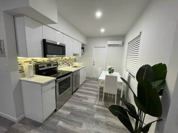 Charming 2 bed/2 bath apt w/patio & parking - Image 2