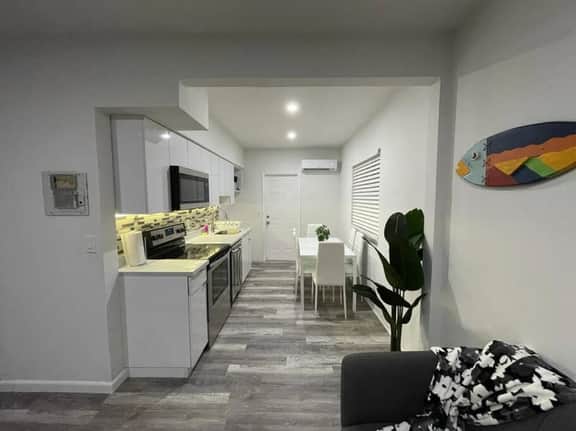 Charming 2 bed/2 bath apt w/patio & parking - Image 3