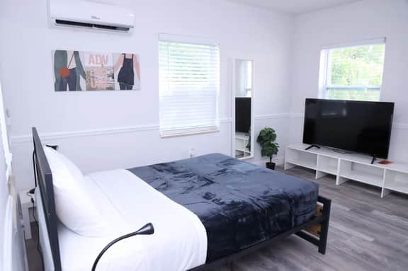 Charming Studio w/ parking & private patio w/ BBQ - Image 4