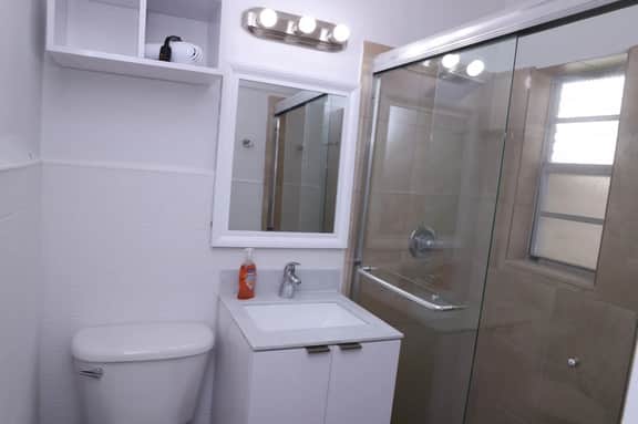 Charming Studio w/ parking & private patio w/ BBQ - Image 5
