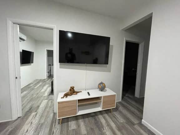 Charming 2 bed/2 bath apt w/patio & parking - Image 4