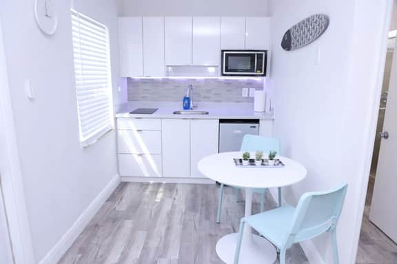 Charming Studio w/ parking & private patio w/ BBQ - Image 2
