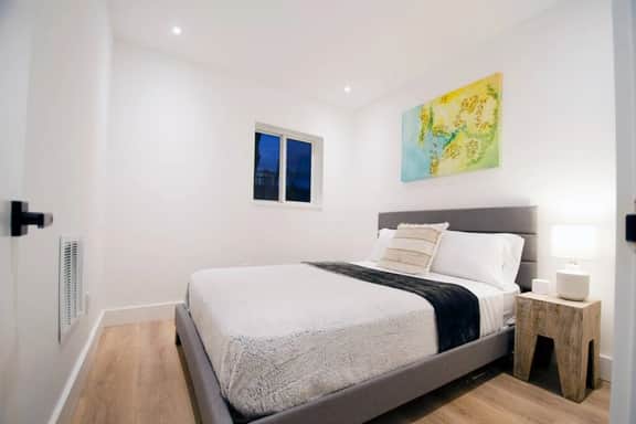 Chic apartment beside canal and near beach 2 - Image 4