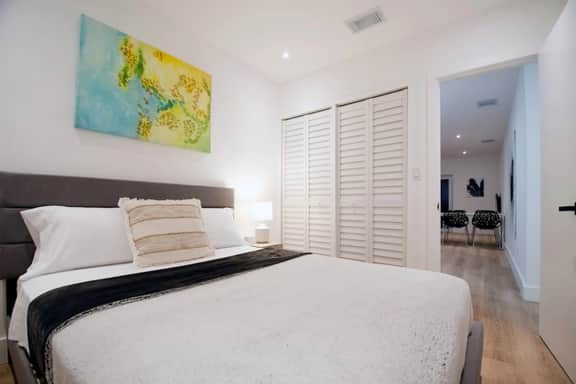 Chic apartment beside canal and near beach 2 - Image 3