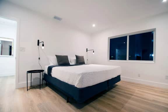 Chic apartment beside canal and near beach 2 - Image 2
