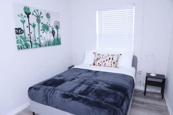 Cozy Studio w/ parking & private patio w/ BBQ - Image 2