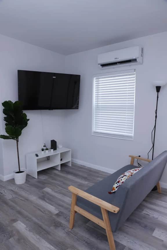 Cozy Studio w/ parking & private patio w/ BBQ - Image 5