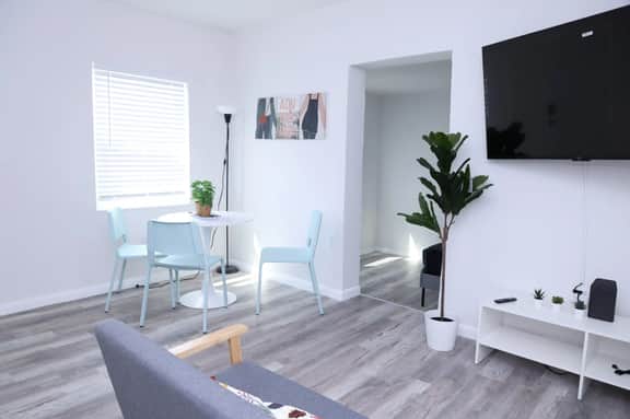 Cozy Studio w/ parking & private patio w/ BBQ - Image 4