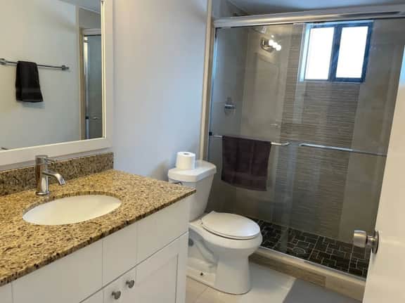 Equipped 2/1apt on great location free parking - Image 5