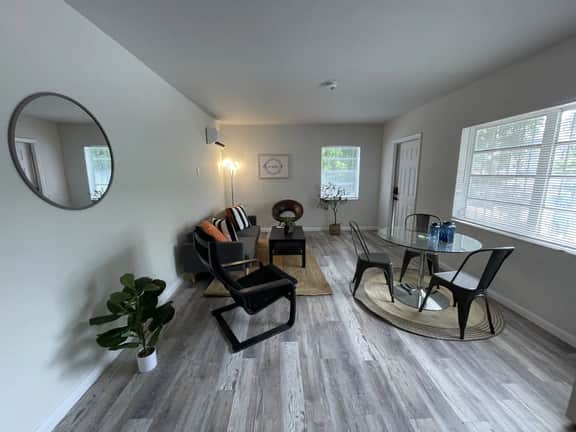 Fully equipped Apt w/ parking great location - Image 5