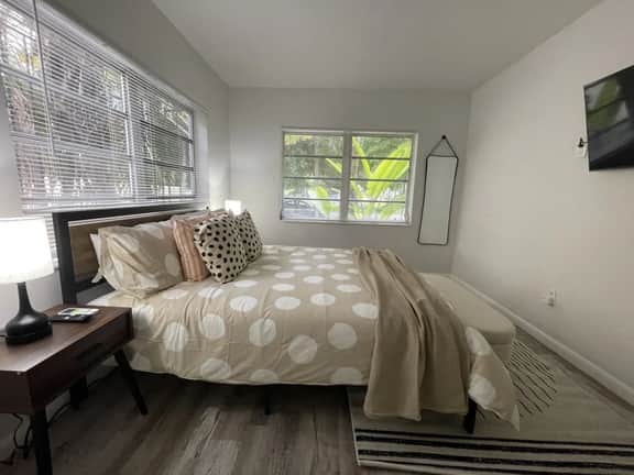 Fully equipped Apt w/ parking great location - Image 4
