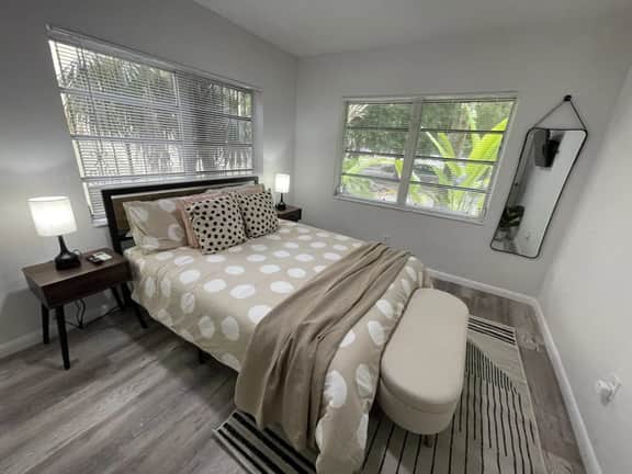 Fully equipped Apt w/ parking great location - Image 2